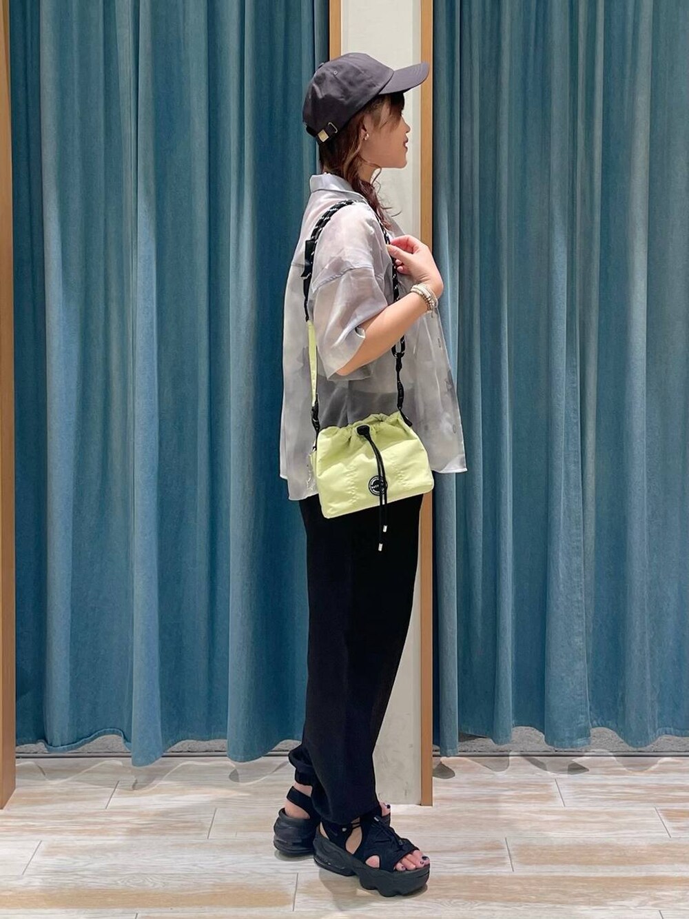 ホワイト系のキャミソール、ブラック系のその他パンツ、グレー系のシャツ/ブラウスを着用したレディースの夏コーディネートの2枚目の写真