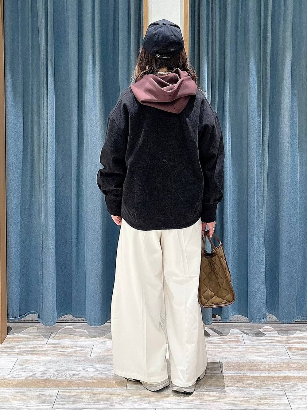ベージュ系のその他パンツ、イエロー系のハンドバッグ、ブラック系のブルゾンを着用したレディースの冬コーディネートの3枚目の写真