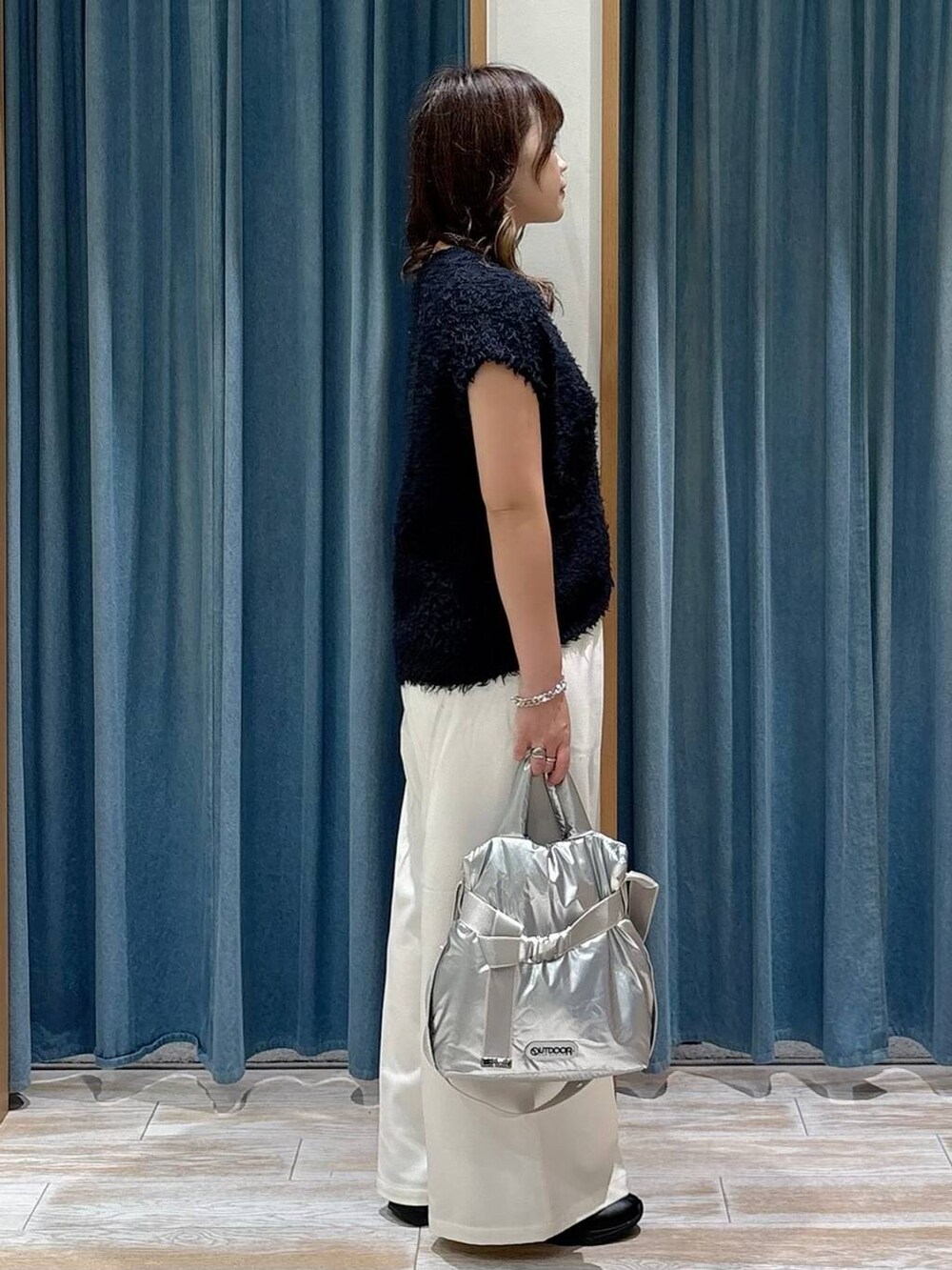 シルバー系のトートバッグ、ベージュ系のその他パンツ、ブラウン系のキャミソールを着用したレディースの秋コーディネートの2枚目の写真