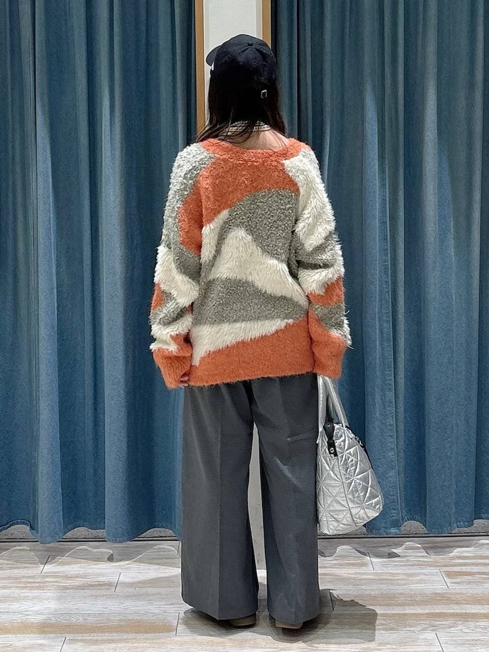 グレー系のその他パンツ、ブラック系のスニーカー、シルバー系のトートバッグを着用したレディースの冬コーディネートの3枚目の写真