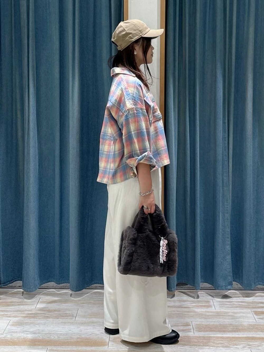 ブラック系のキャミソール、ピンク系のシャツ/ブラウス、グレー系のトートバッグを着用したレディースの秋コーディネートの2枚目の写真