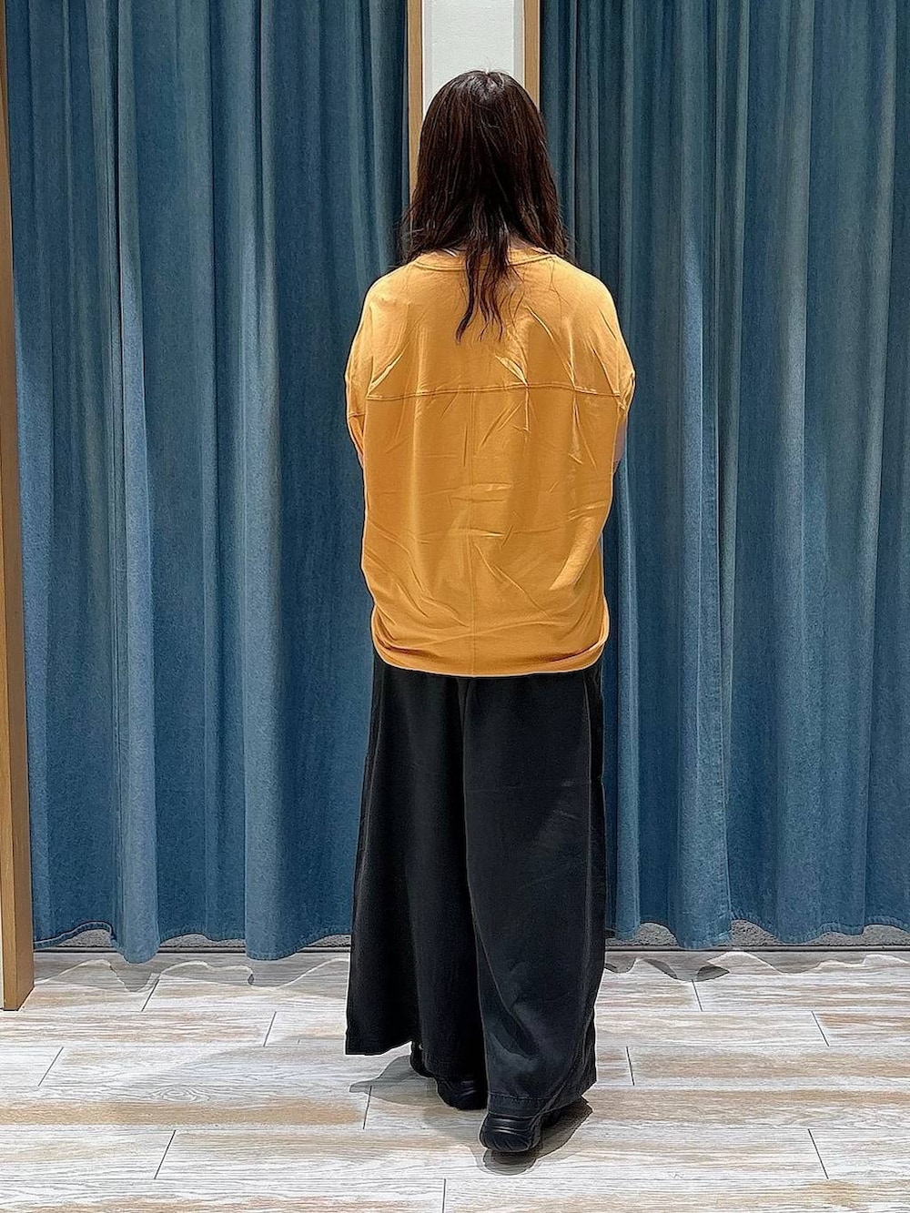 グレー系のその他パンツ、シルバー系のショルダーバッグ、ブラック系のサンダルを着用したレディースの春コーディネートの3枚目の写真