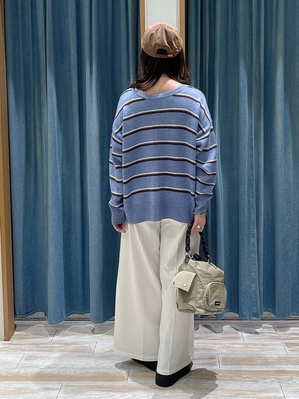 ベージュ系のその他パンツ、ブラック系のブーツ、ベージュ系のハンドバッグを着用したレディースの冬コーディネートの3枚目の写真