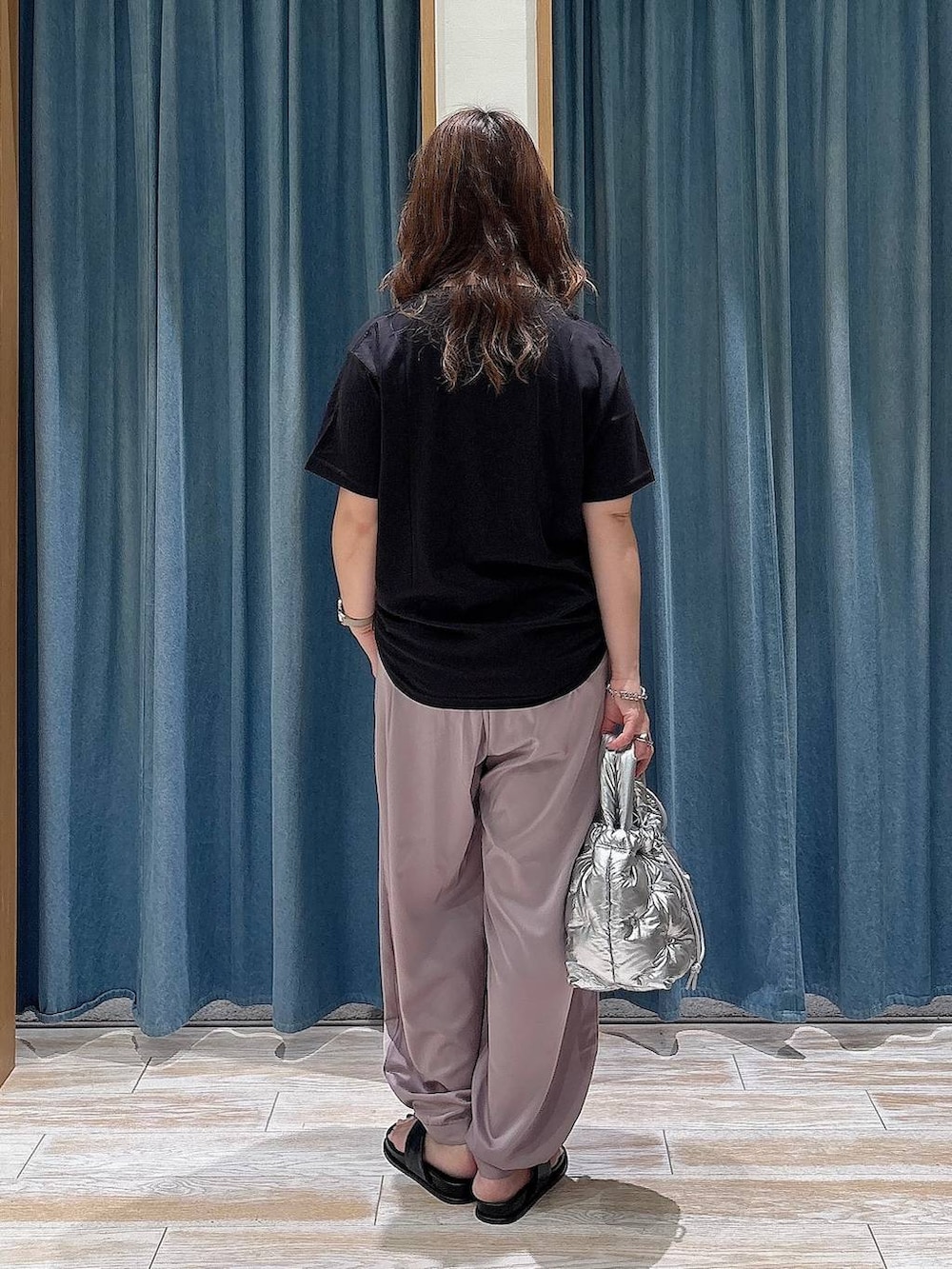 パープル系のその他パンツ、シルバー系のショルダーバッグ、ブラック系のサンダルを着用したレディースの夏コーディネートの3枚目の写真
