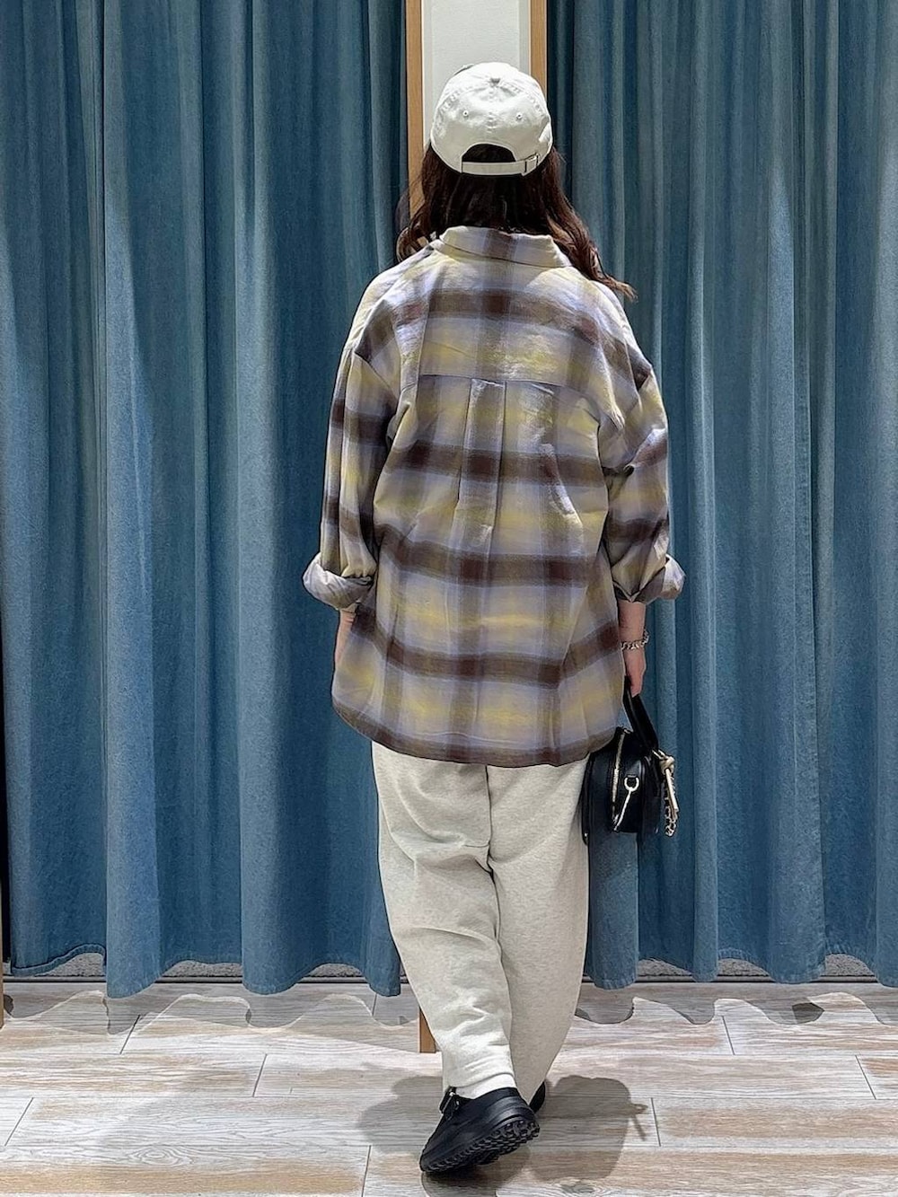 イエロー系のシャツ/ブラウス、ブラック系のその他シューズ、ベージュ系のその他パンツを着用したレディースの冬コーディネートの3枚目の写真