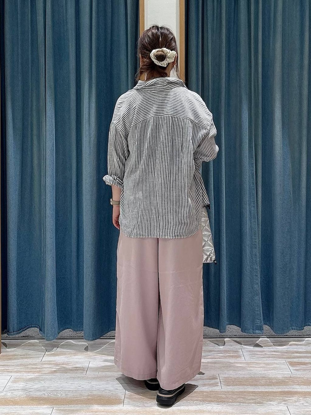 ブルー系のシャツ/ブラウス、パープル系のその他パンツ、ブラック系のサンダルを着用したレディースの春コーディネートの3枚目の写真