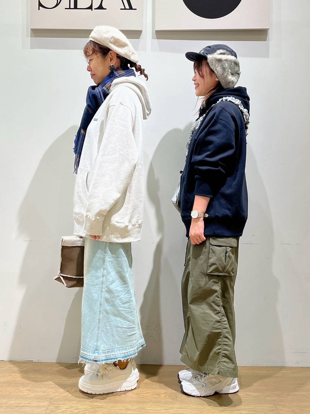 「着痩せ・細見え、差し色コーデ、体型カバー、休日コーデ、ママコーデ、女子会、ゆったり、ヘルシー、BAYFLOW、デートコーデ、スポーティ」｜「BAYFLOWの【スタッフ企画】デニムスカート／YOU are YOU（デニムスカート、ブルー系）」を使った、akariさん（骨格ストレート・レディース・161cm）の秋コーディネートの2枚目の写真
