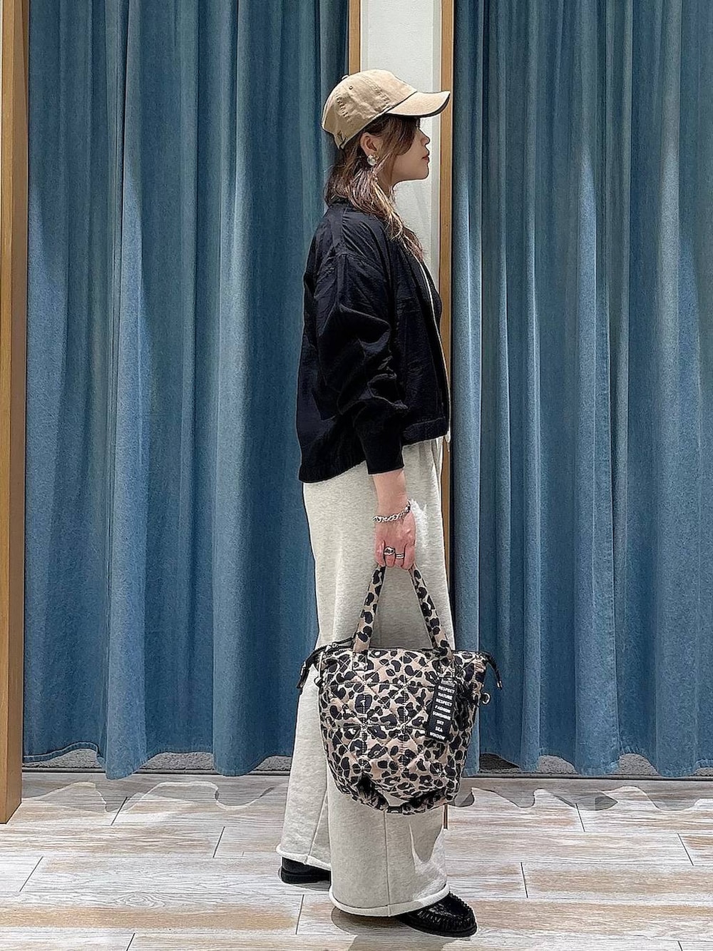 ブラック系のTシャツ/カットソー、ブラック系のローファー、ブラック系のブルゾンを着用したレディースの春コーディネートの2枚目の写真