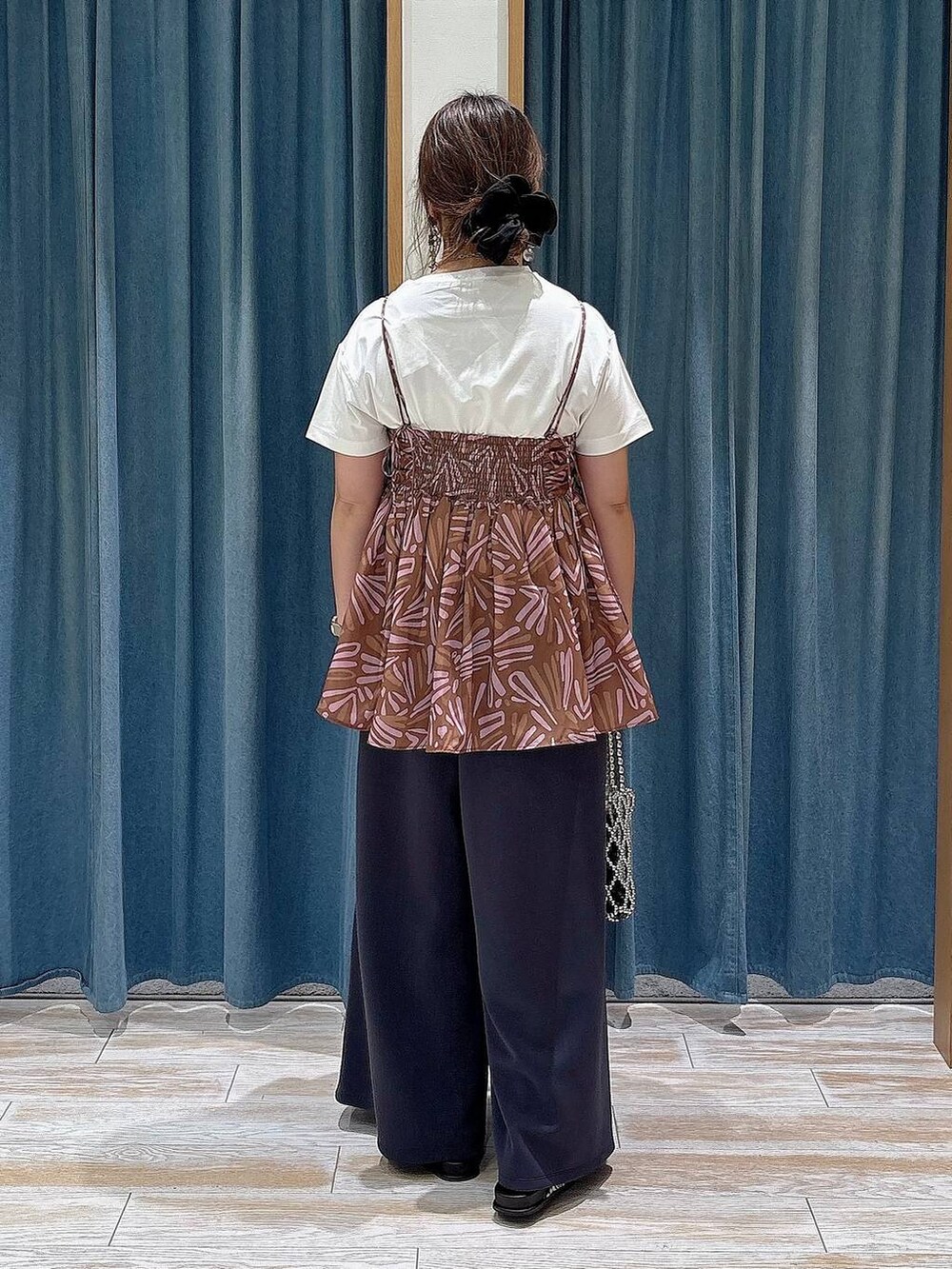 シルバー系のショルダーバッグ、ホワイト系のTシャツ/カットソー、その他のサンダルを着用したレディースの夏コーディネートの3枚目の写真