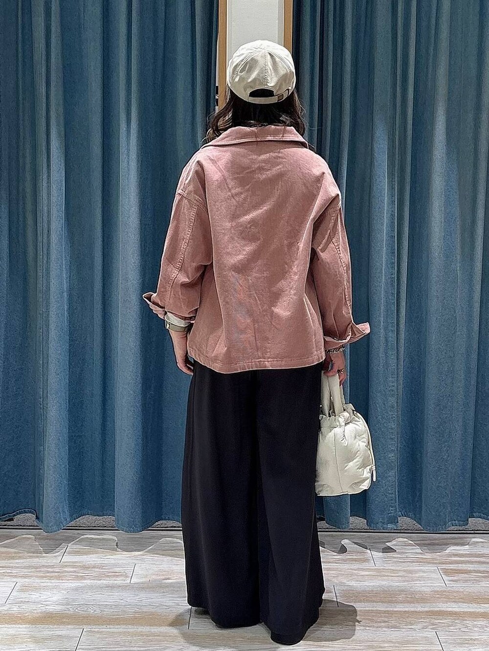 ブラック系のブーツ、ホワイト系のショルダーバッグ、ホワイト系のスウェットを着用したレディースの冬コーディネートの3枚目の写真