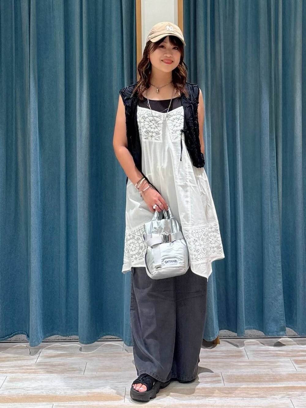 ブラック系のキャミソール、ブラック系のその他パンツ、シルバー系のショルダーバッグを着用したレディースの夏コーディネートの3枚目の写真