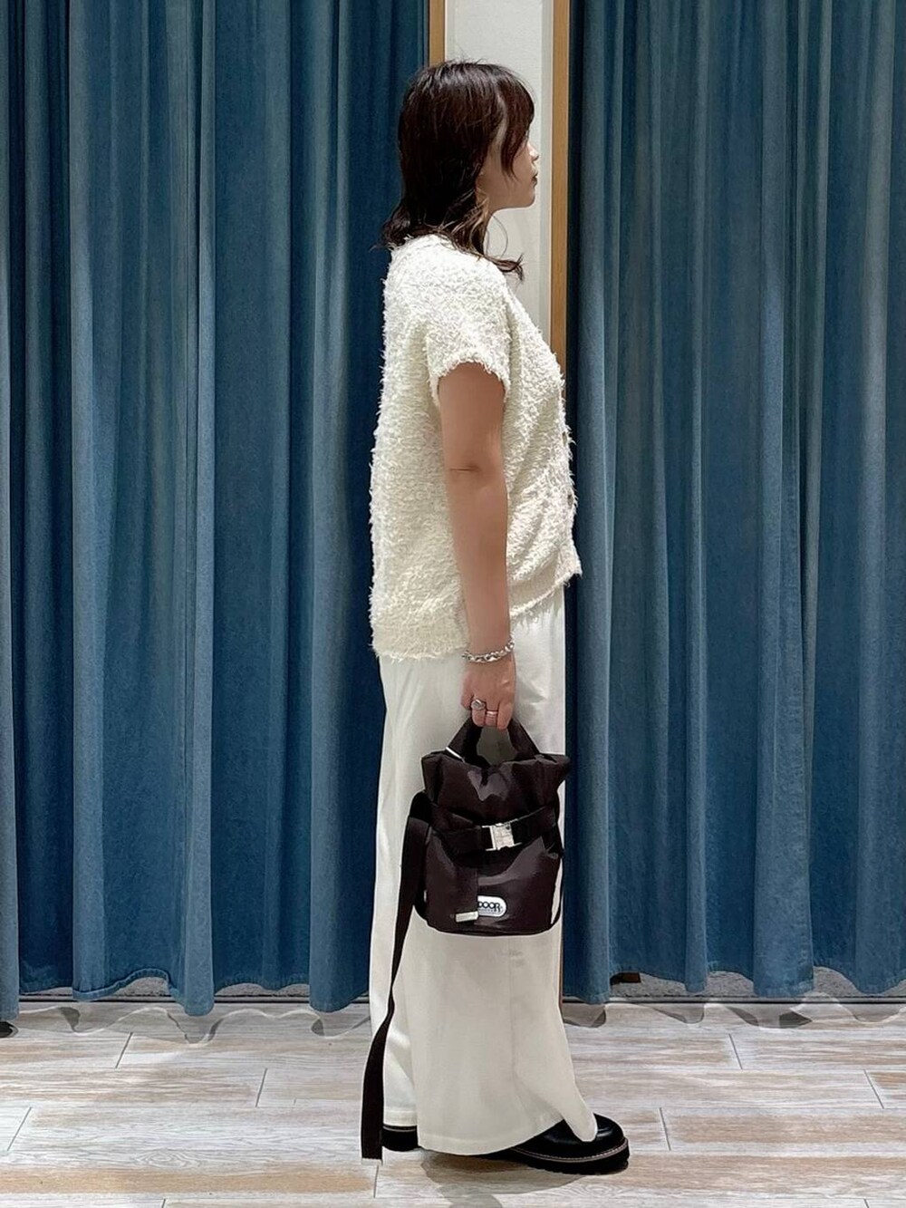 ベージュ系のその他パンツ、ブラウン系のキャミソール、ブラック系のローファーを着用したレディースの秋コーディネートの2枚目の写真