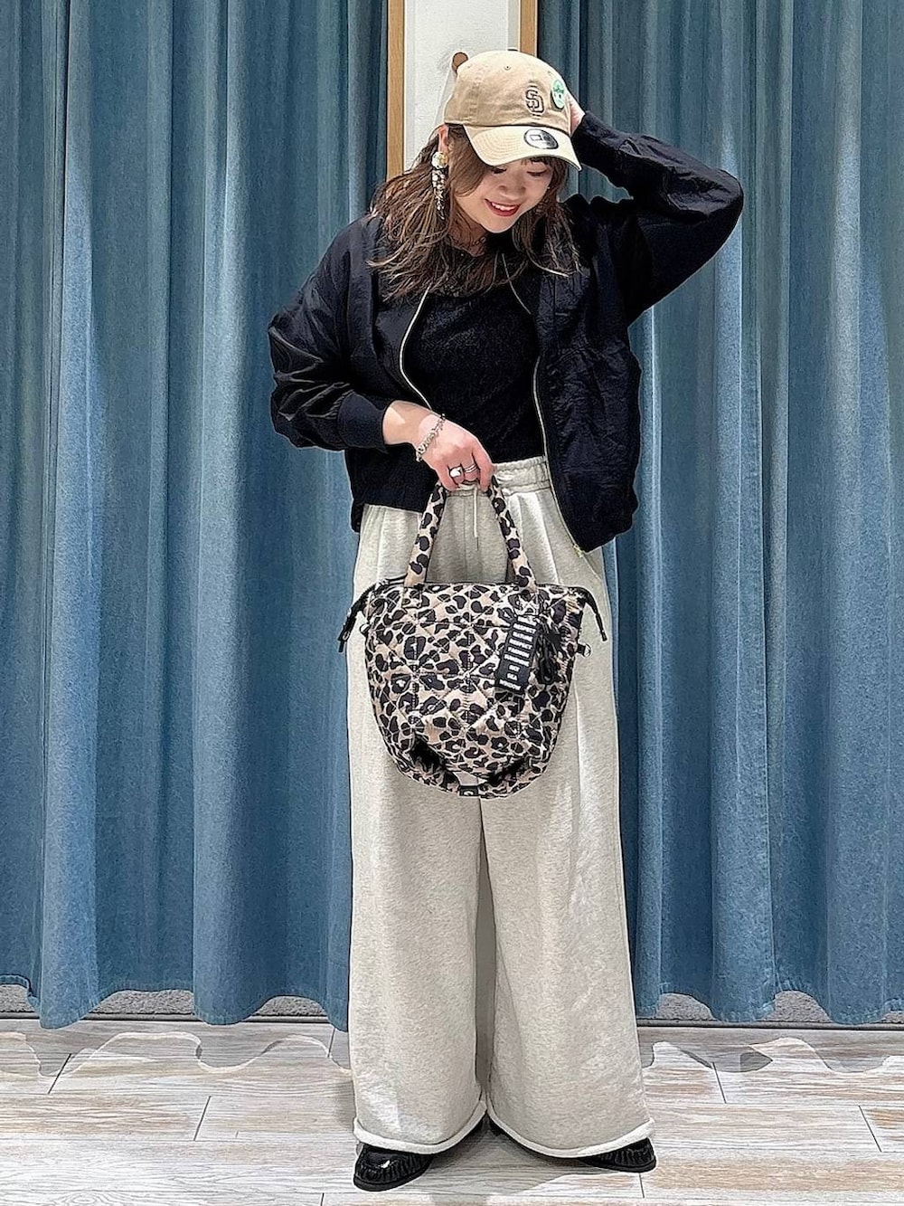 ブラック系のTシャツ/カットソー、ブラック系のローファー、ブラック系のブルゾンを着用したレディースの春コーディネートの4枚目の写真