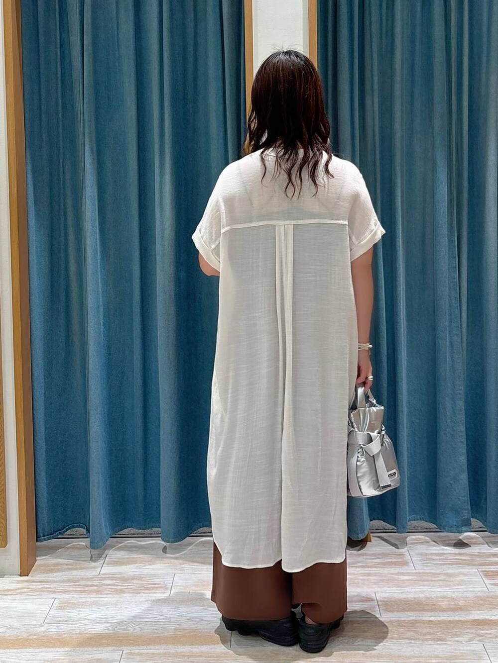 ブラック系のキャミソール、ブラウン系のその他パンツ、ホワイト系のワンピースを着用したレディースの夏コーディネートの3枚目の写真