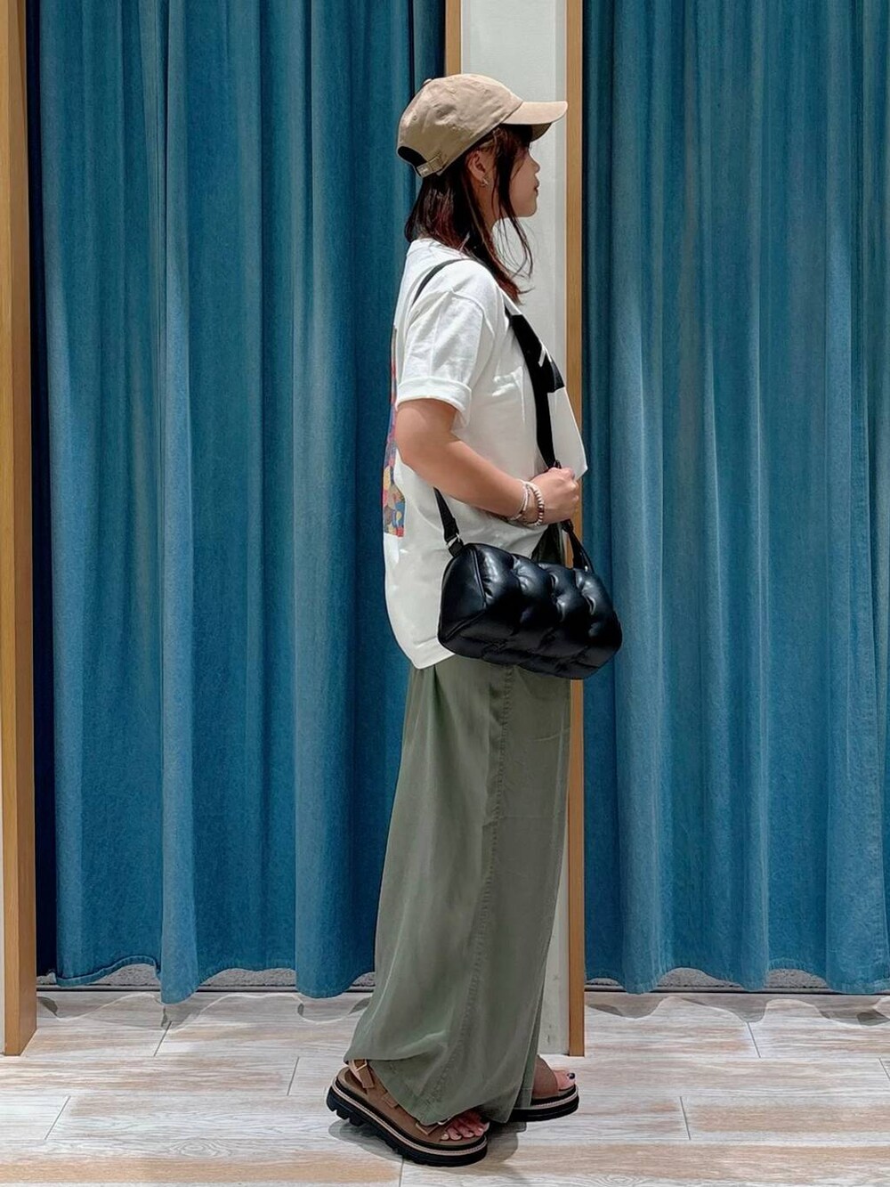 グリーン系のその他パンツ、ベージュ系のサンダル、ブラック系のショルダーバッグを着用したレディースの夏コーディネートの3枚目の写真