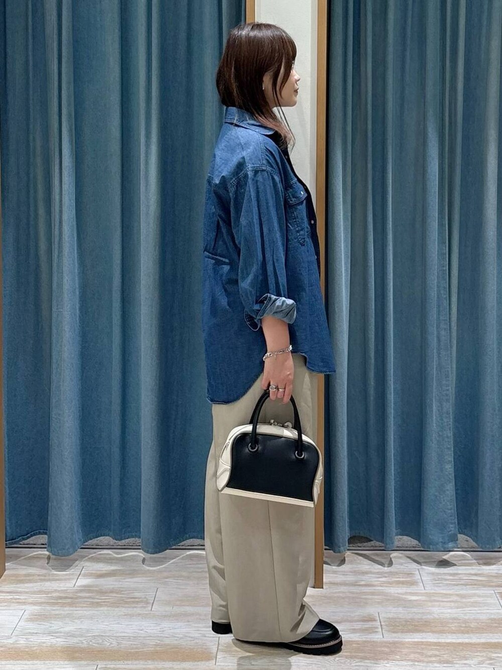 ブラック系のキャミソール、ブルー系のシャツ/ブラウス、ベージュ系のその他パンツを着用したレディースの秋コーディネートの2枚目の写真