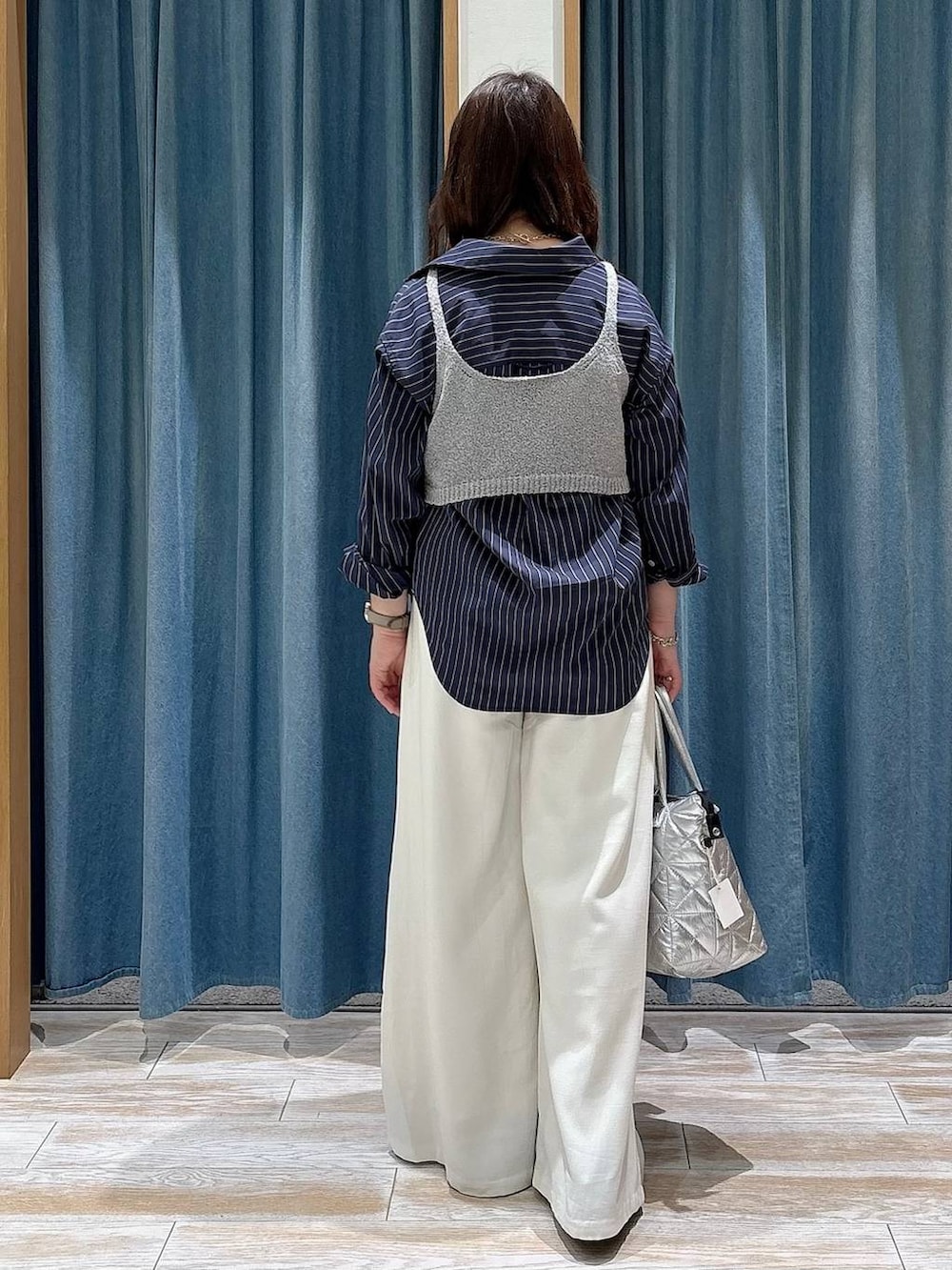 ブラック系のローファー、ベージュ系のその他パンツ、ブルー系のシャツ/ブラウスを着用したレディースの春コーディネートの3枚目の写真