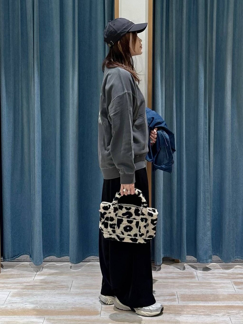 ブルー系のシャツ/ブラウス、ベージュ系のトートバッグ、グレー系のスウェットを着用したレディースの秋コーディネートの2枚目の写真