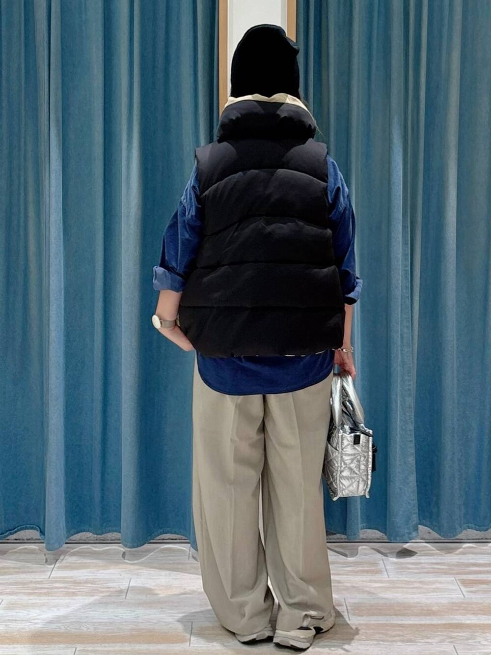 ブラック系のキャミソール、シルバー系のショルダーバッグ、ブルー系のシャツ/ブラウスを着用したレディースの秋コーディネートの3枚目の写真