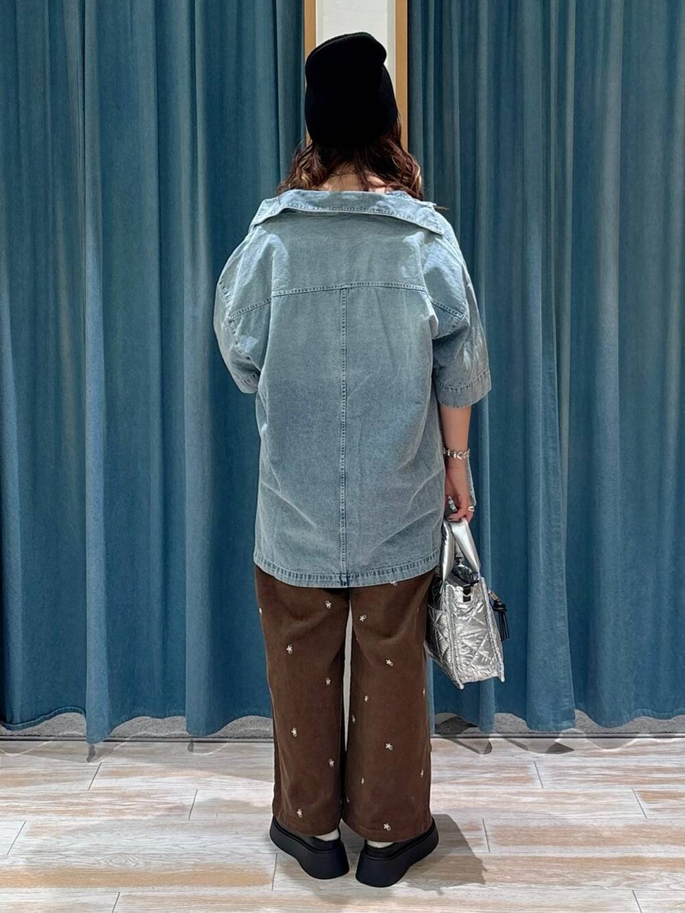 ブラック系のキャミソール、シルバー系のショルダーバッグ、ブラウン系のその他パンツを着用したレディースの秋コーディネートの3枚目の写真