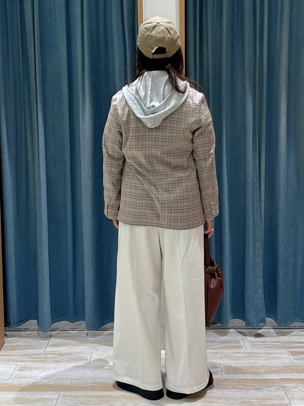 ベージュ系のその他パンツ、ブラック系のサンダル、ベージュ系のテーラードジャケットを着用したレディースの秋コーディネートの3枚目の写真