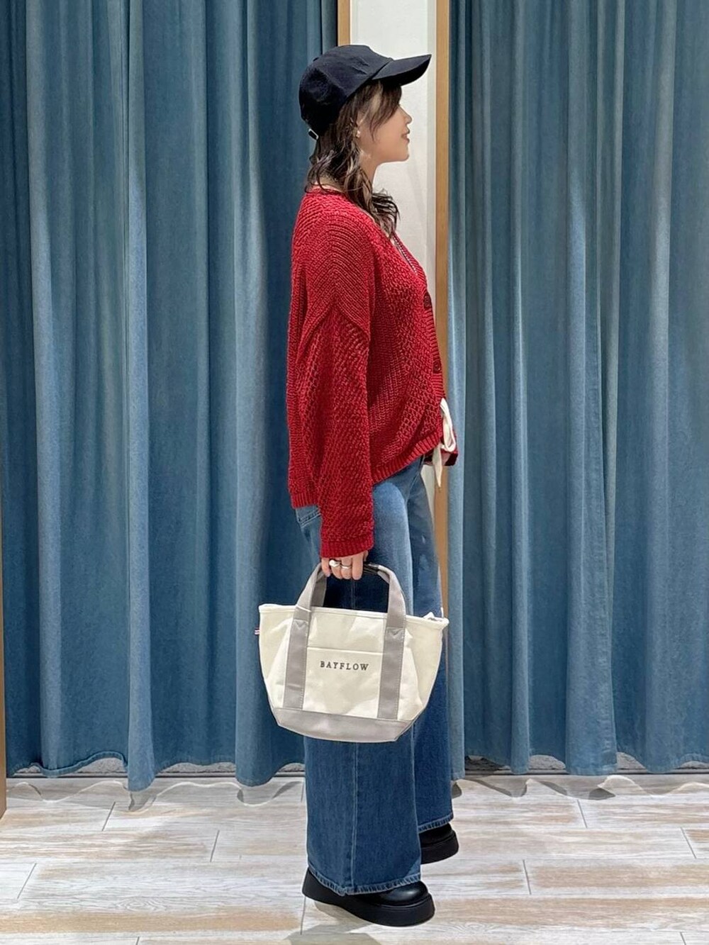 ブラック系のキャミソール、ブラック系のサンダル、ブルー系のデニムパンツを着用したレディースの秋コーディネートの2枚目の写真