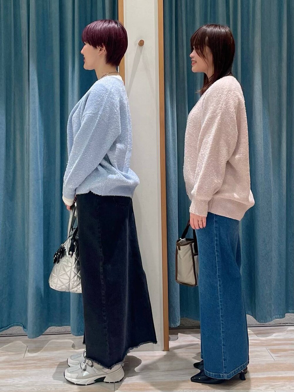 ホワイト系のTシャツ/カットソー、ブラック系のデニムスカート、ブラック系のパンプスを着用したレディースの冬コーディネートの4枚目の写真