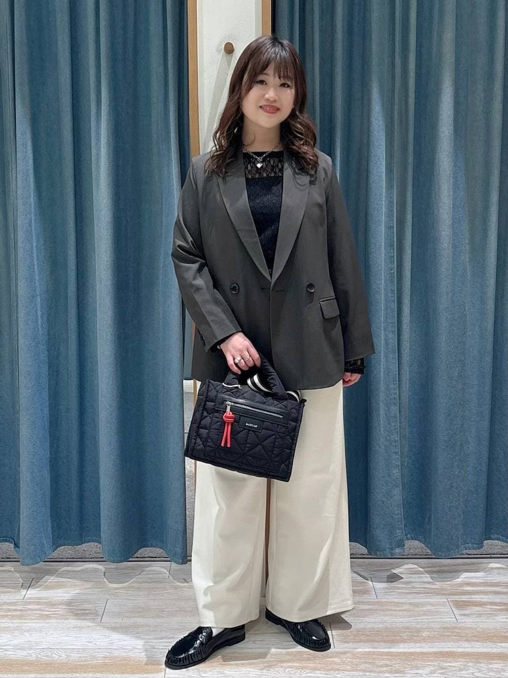 ブラック系のショルダーバッグ、ブラック系のTシャツ/カットソー、ホワイト系のその他パンツを着用したレディースの冬コーディネートの3枚目の写真