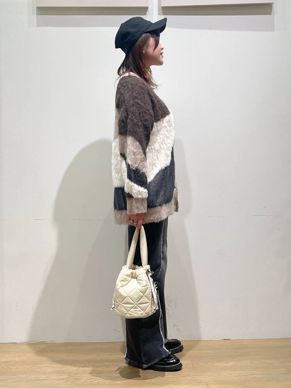 ブラック系のローファー、ブラウン系のカーディガン/ボレロ、ホワイト系のキャミソールを着用したレディースの秋コーディネートの2枚目の写真