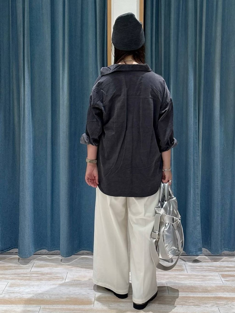 ブラック系のキャミソール、シルバー系のトートバッグ、ベージュ系のその他パンツを着用したレディースの秋コーディネートの3枚目の写真