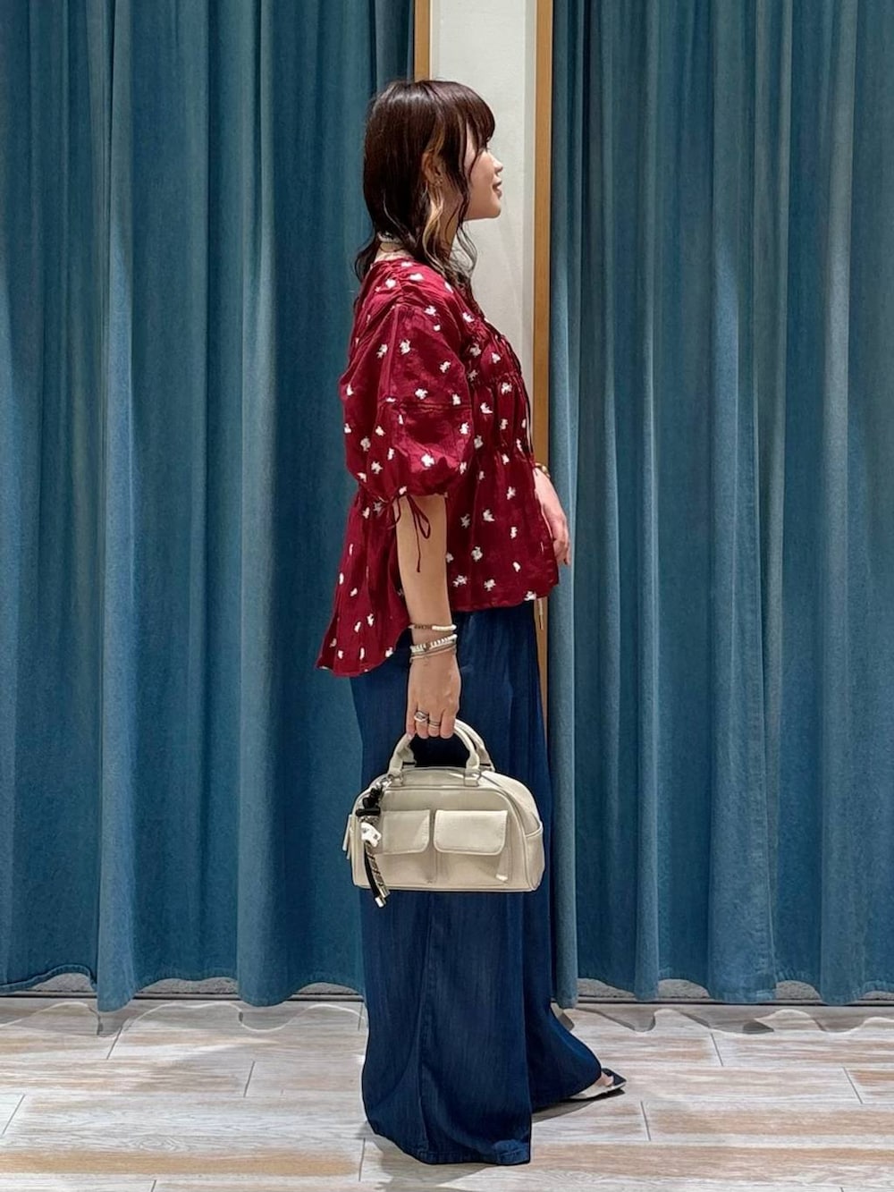 シルバー系のサンダル、ブルー系のその他パンツ、レッド系のシャツ/ブラウスを着用したレディースの夏コーディネートの2枚目の写真