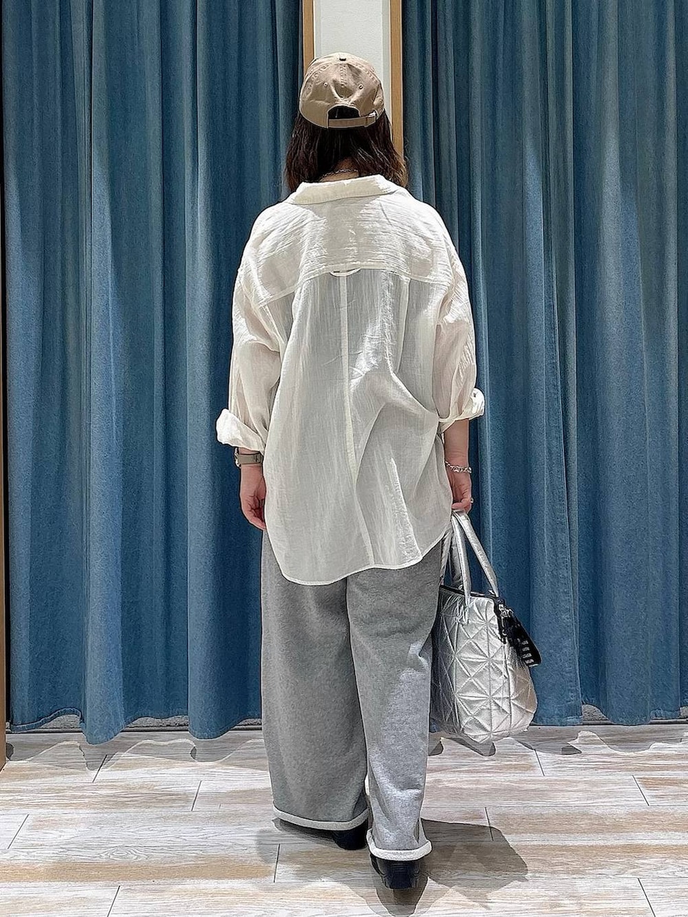 ホワイト系のシャツ/ブラウス、ブラック系のバレエシューズ、シルバー系のトートバッグを着用したレディースの春コーディネートの3枚目の写真