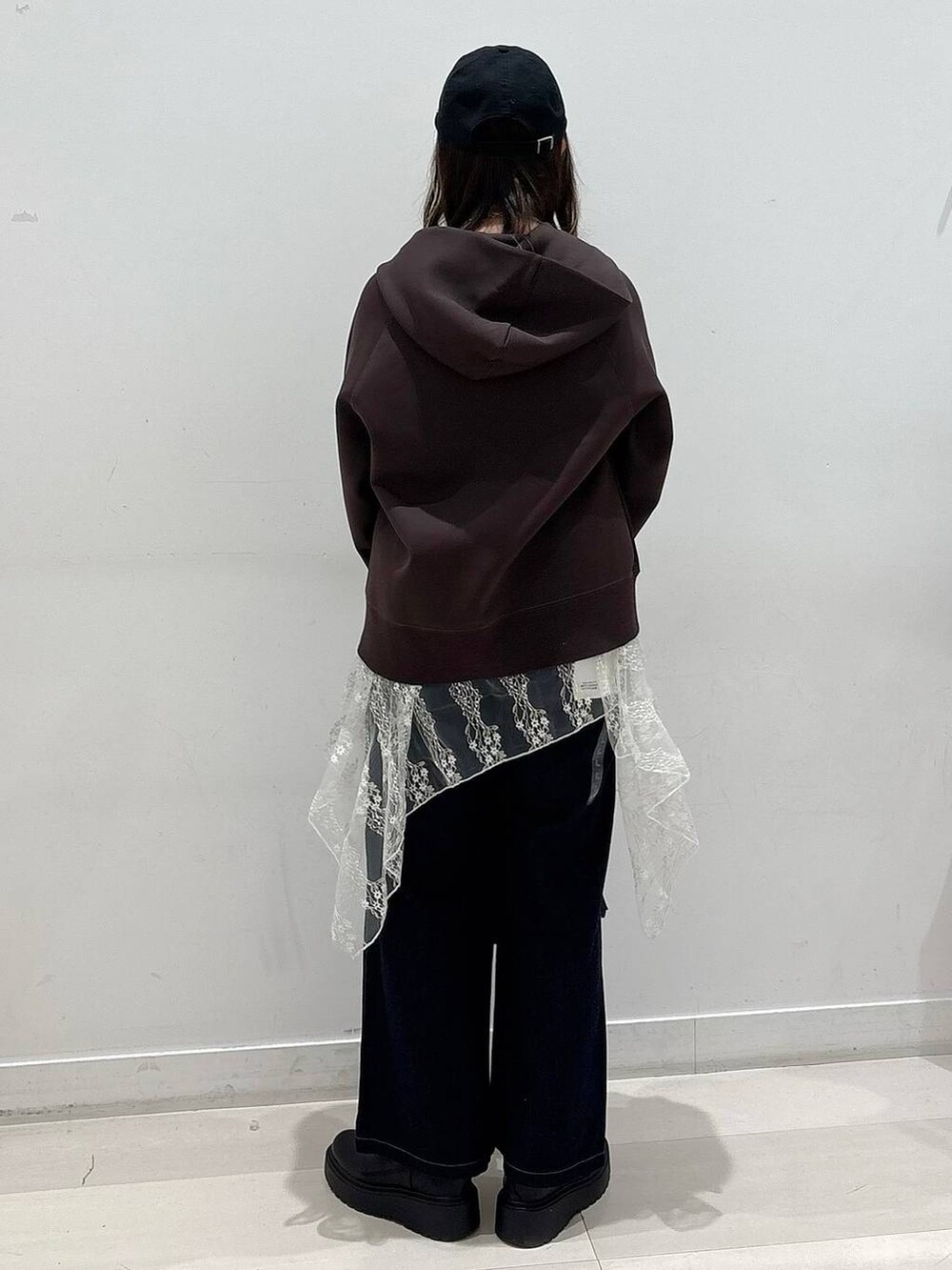 ブラック系のボストンバッグ、ブルー系のデニムパンツ、ブラック系のブーツを着用したレディースの冬コーディネートの3枚目の写真