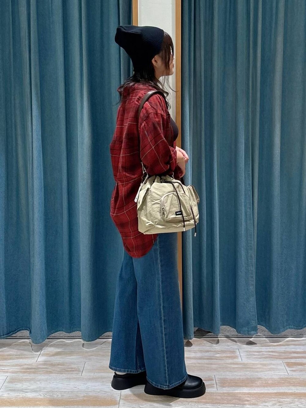 ブラック系のキャミソール、レッド系のシャツ/ブラウス、ブラック系のサンダルを着用したレディースの秋コーディネートの2枚目の写真