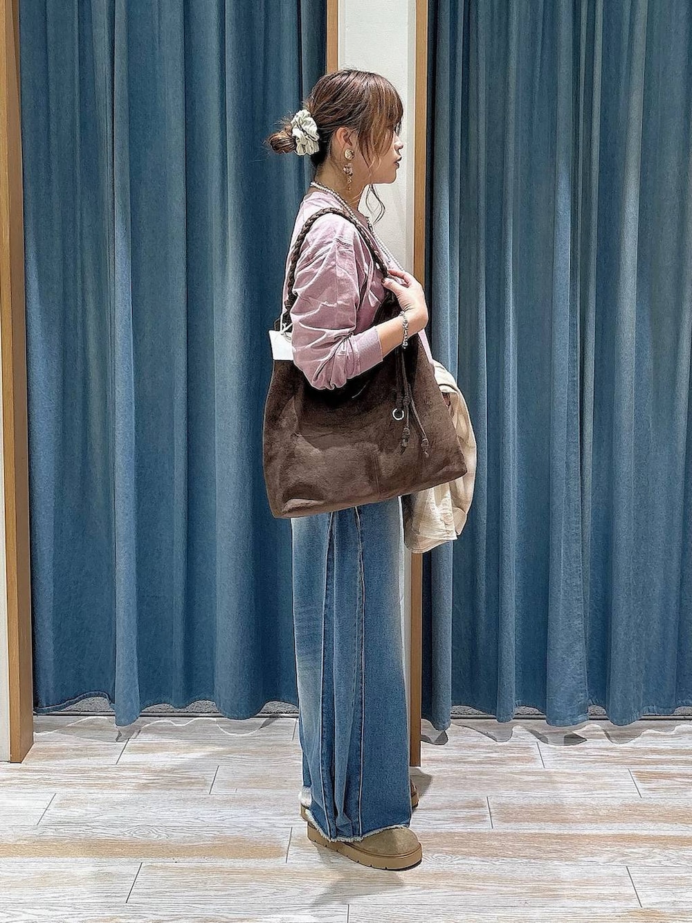 ベージュ系のその他シューズ、ブルー系のデニムパンツ、ベージュ系のシャツ/ブラウスを着用したレディースの秋コーディネートの2枚目の写真