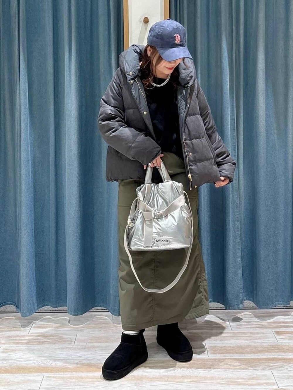 シルバー系のトートバッグ、グリーン系のスカート、グレー系のダウンジャケット/コートを着用したレディースの秋コーディネートの4枚目の写真