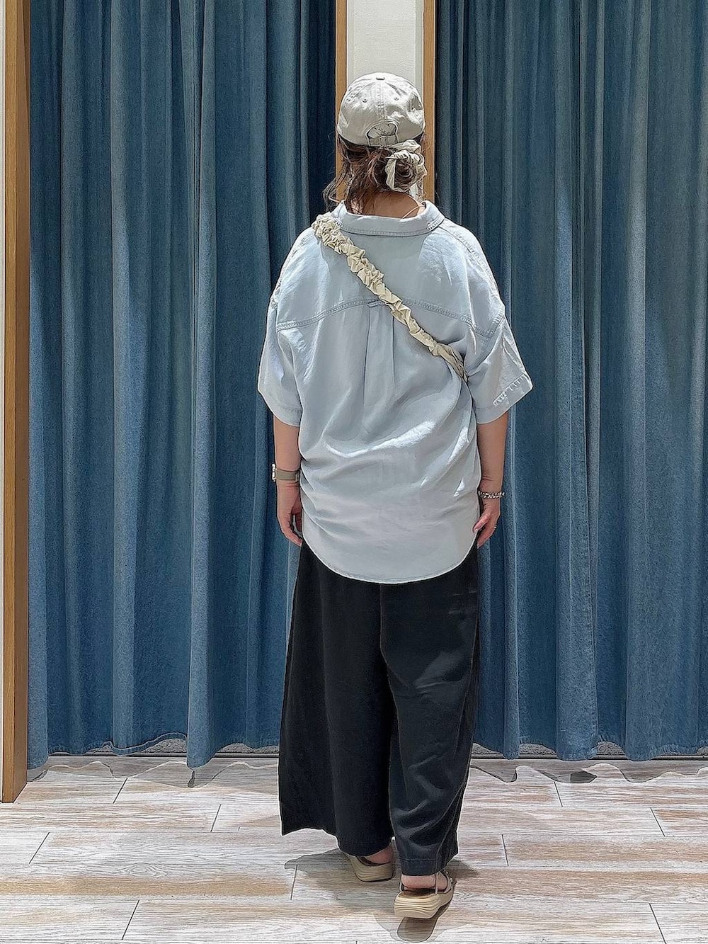 ブルー系のシャツ/ブラウス、グレー系のその他パンツ、シルバー系のサンダルを着用したレディースの夏コーディネートの3枚目の写真