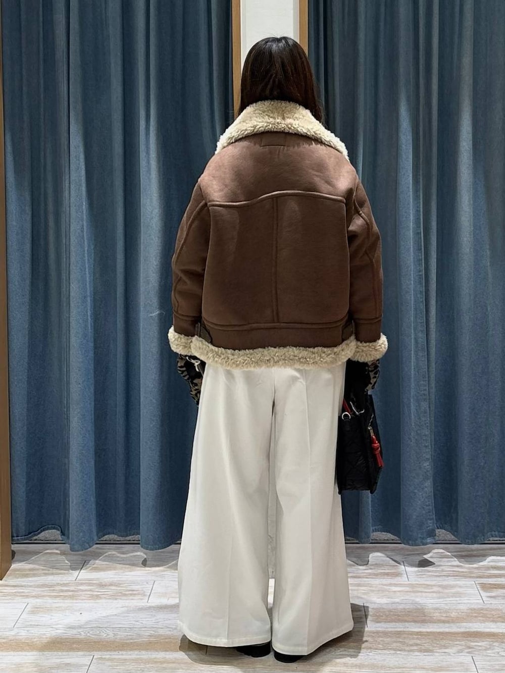 ブラック系のショルダーバッグ、ベージュ系のその他パンツ、グレー系のニット/セーターを着用したレディースの秋コーディネートの3枚目の写真