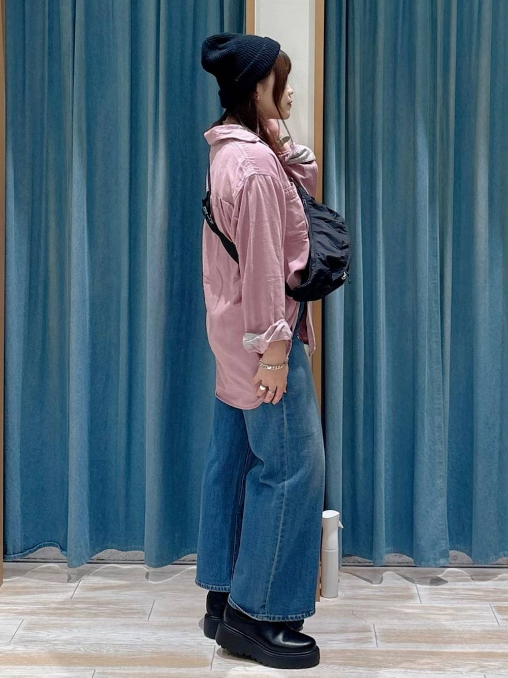 その他のボディバッグ/ウエストポーチ、ブラック系のブーツ、ピンク系のシャツ/ブラウスを着用したレディースの秋コーディネートの2枚目の写真