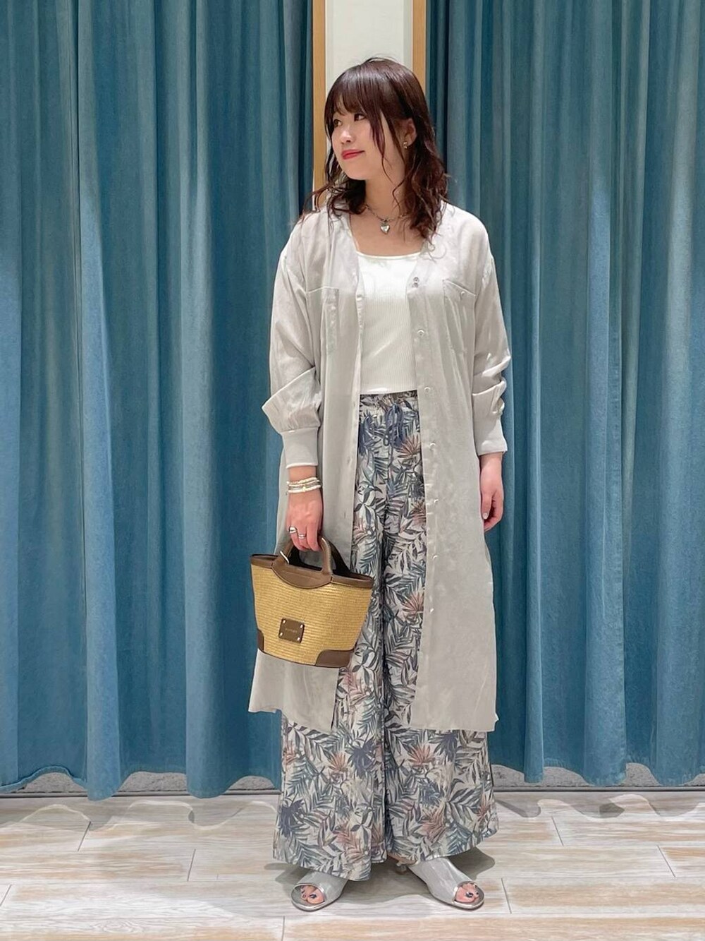 ホワイト系のキャミソール、グレー系のシャツワンピース、シルバー系のサンダルを着用したレディースの春コーディネートの4枚目の写真