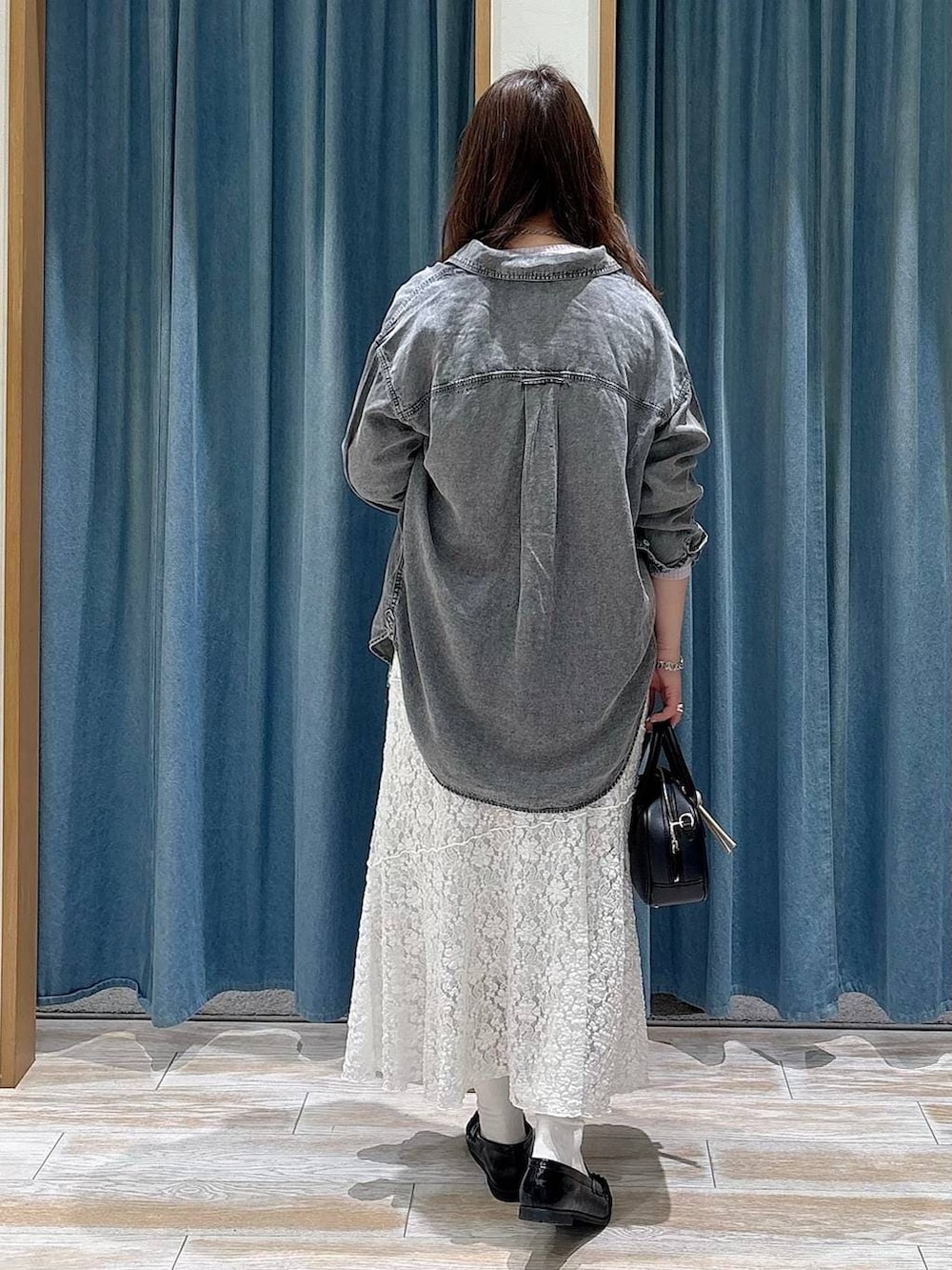 グレー系のシャツ/ブラウス、ブラック系のローファー、ブラック系のハンドバッグを着用したレディースの春コーディネートの3枚目の写真