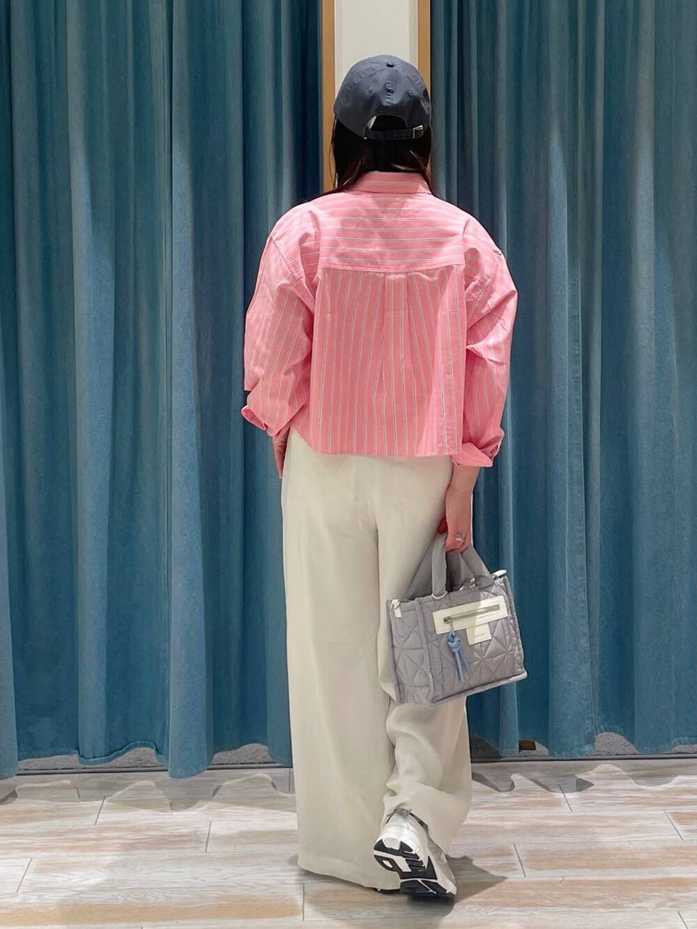 ホワイト系のその他パンツ、ホワイト系のスニーカー、グレー系のショルダーバッグを着用したレディースの春コーディネートの3枚目の写真