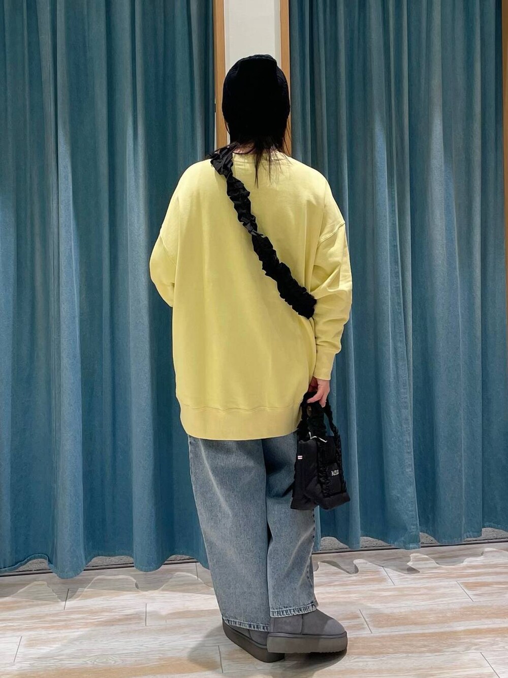 「着痩せ・細見え、差し色コーデ、体型カバー、休日コーデ、ママコーデ、女子会、ゆったり、ヘルシー、BAYFLOW、デートコーデ、スウェット、デニムパンツ、ベイフローのデニム _BAYFLOW」｜「BAYFLOWの[軽量!!抗菌消臭・撥水加工付き]フェイクムートンブーツ（ブーツ、グレー系）」を使った、akariさん（レディース・161cm）の冬コーディネートの2枚目の写真