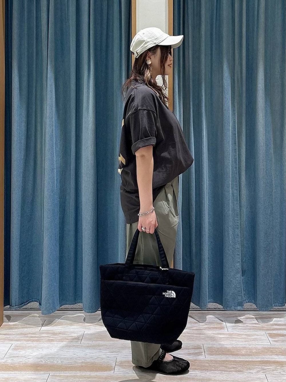 グリーン系のその他パンツ、グレー系のTシャツ/カットソー、ブラック系のパンプスを着用したレディースの春コーディネートの3枚目の写真