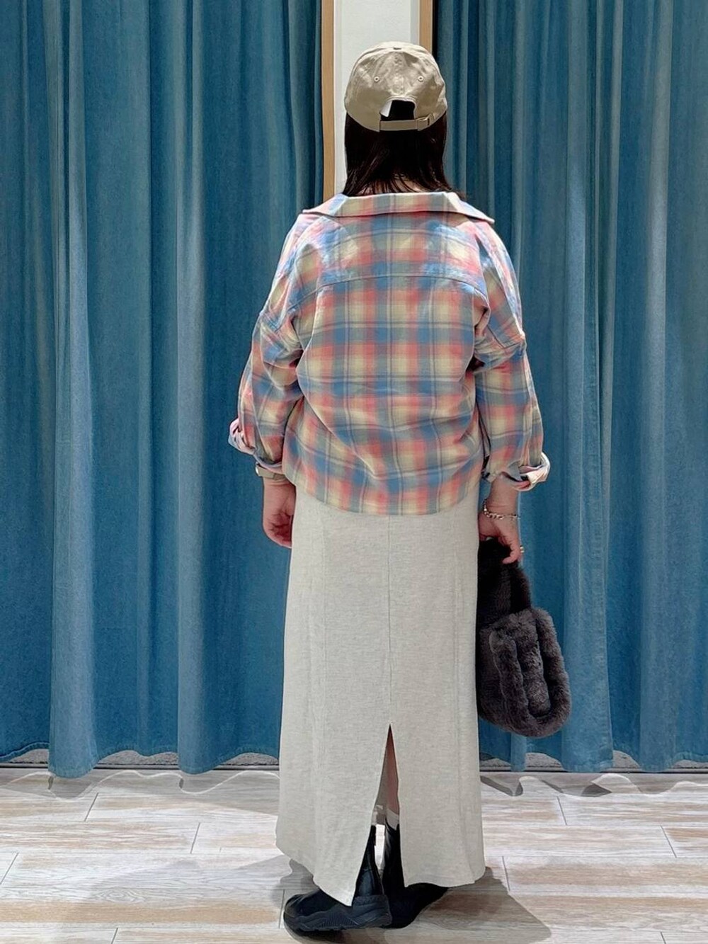 ピンク系のシャツ/ブラウス、グレー系のトートバッグ、ブラック系のブーツを着用したレディースの秋コーディネートの3枚目の写真