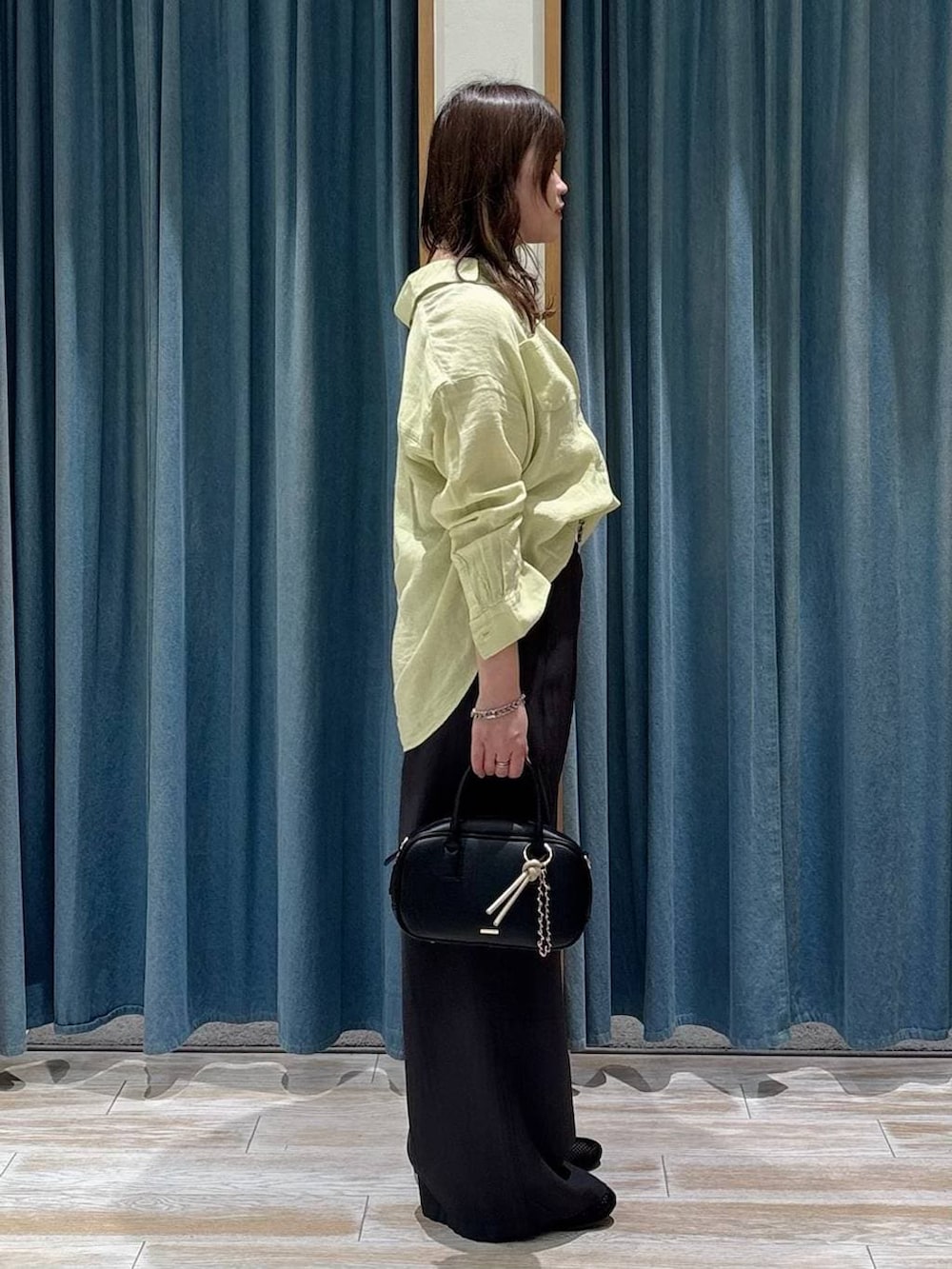 グレー系のその他パンツ、ブラック系のハンドバッグ、ブラック系のパンプスを着用したレディースの春コーディネートの2枚目の写真