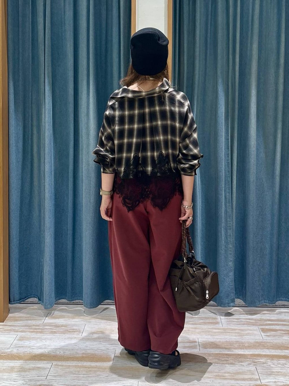 レッド系のスウェットパンツ、ブラウン系のシャツ/ブラウス、ブラウン系のショルダーバッグを着用したレディースの夏コーディネートの3枚目の写真