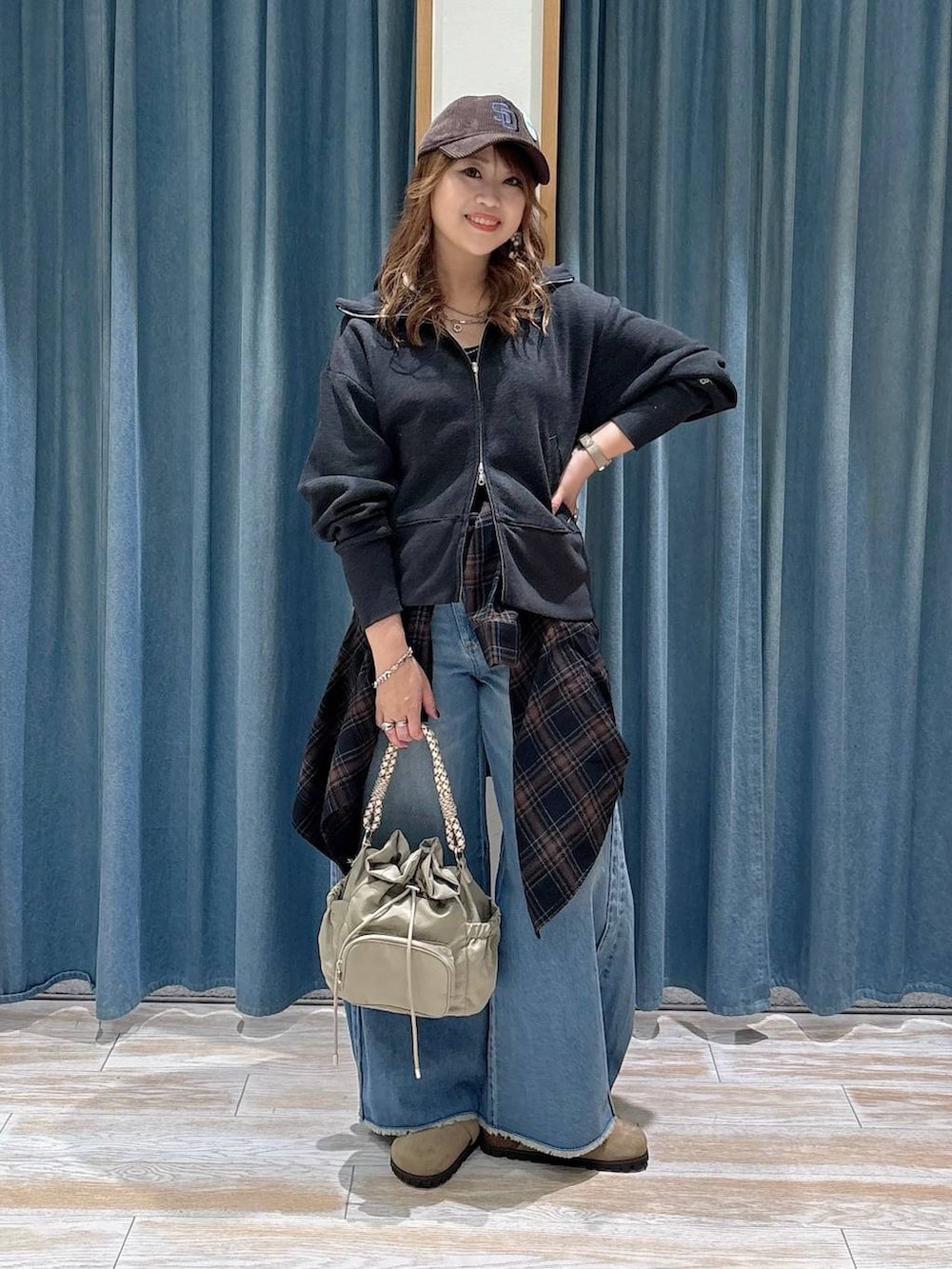 ベージュ系のその他シューズ、ブルー系のデニムパンツ、ブラック系のシャツ/ブラウスを着用したレディースの秋コーディネートの4枚目の写真