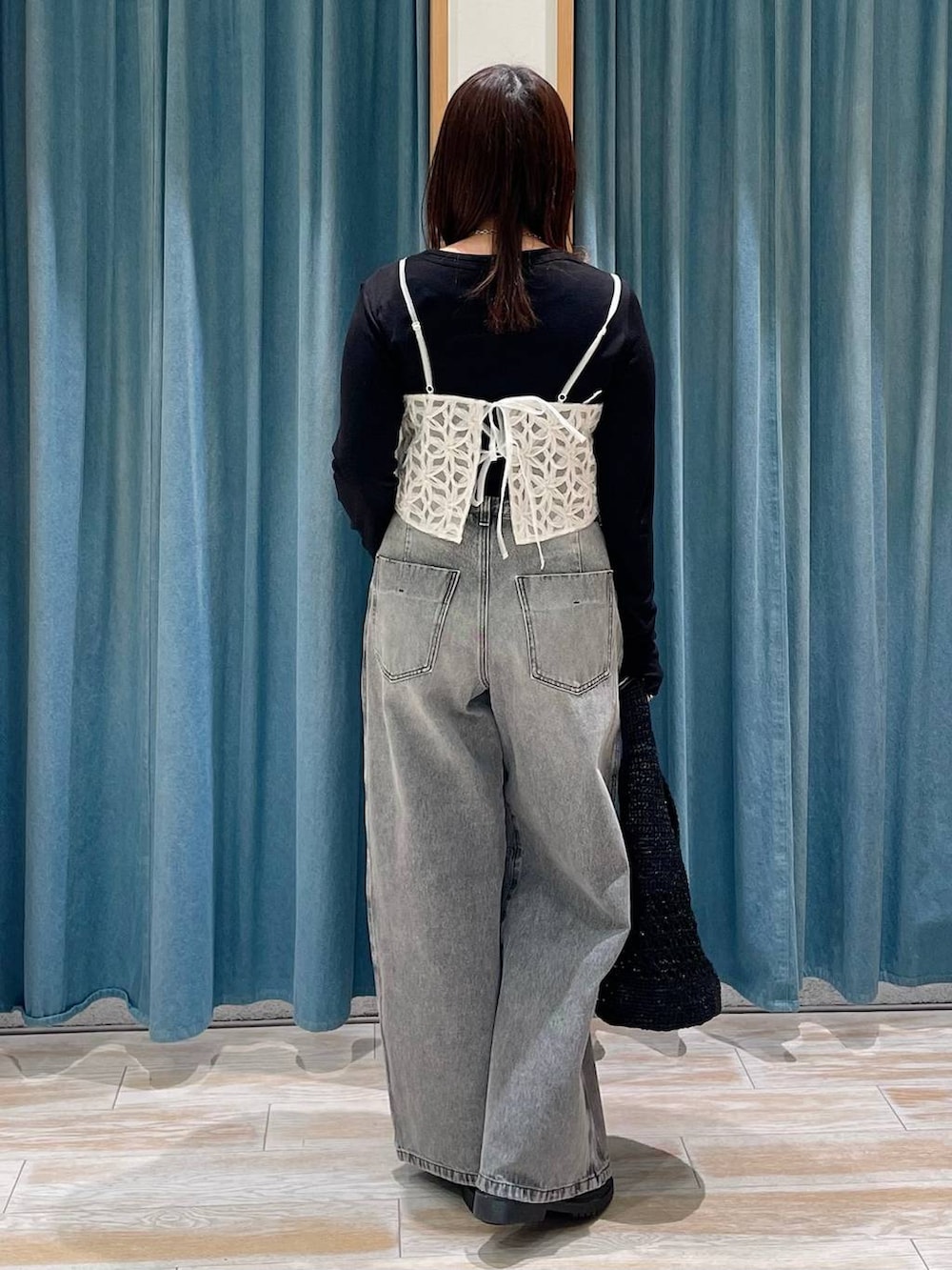 ブラック系のTシャツ/カットソー、グレー系のデニムパンツ、その他のローファーを着用したレディースの冬コーディネートの2枚目の写真