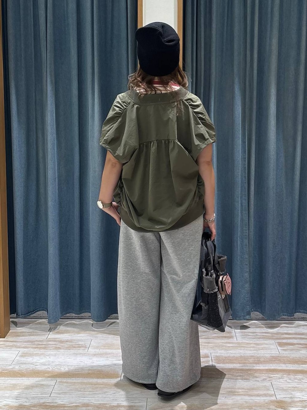 グレー系のスウェットパンツ、グリーン系のブルゾン、ピンク系のTシャツ/カットソーを着用したレディースの夏コーディネートの3枚目の写真